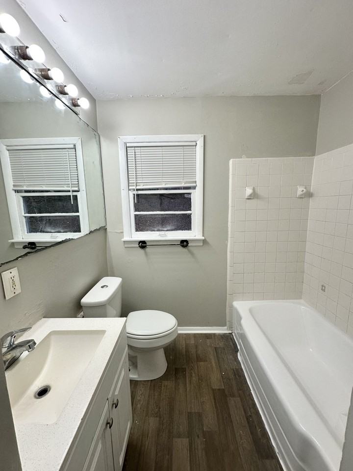 1045 Waverly St #1 - Photo 5 of 7