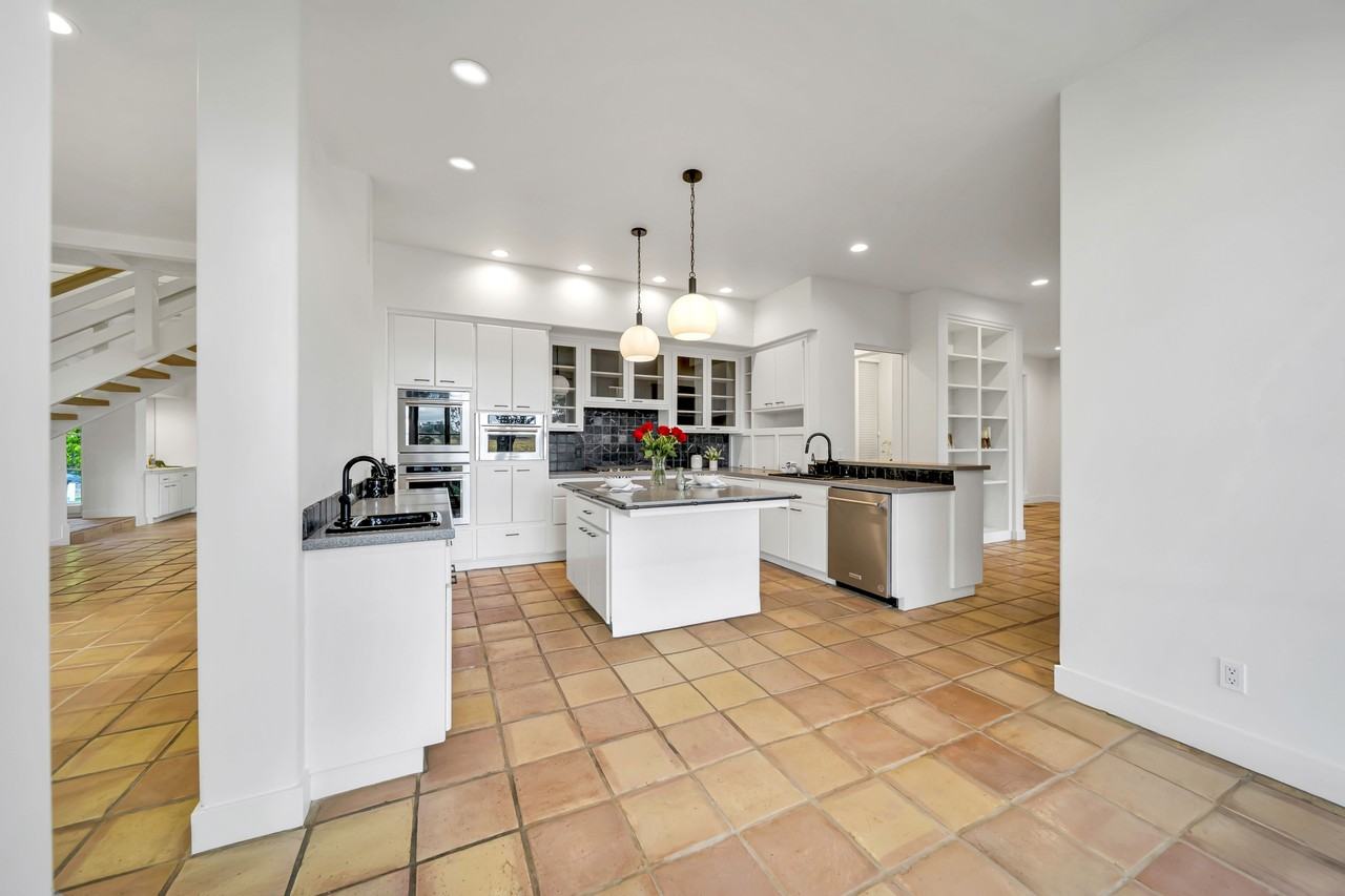 1041 Las Amigas Rd #1 - Photo 5 of 35