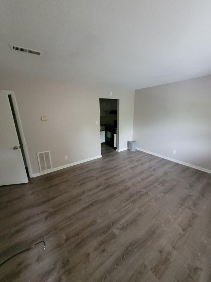 305 305 Lynnwood Drive8 #8 - Photo 2 of 11