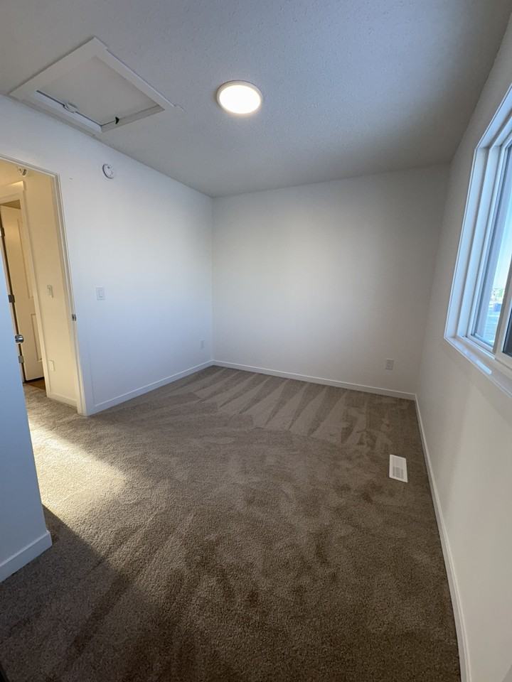 244 Marquis Boulevard Northeast - Upper - Photo 5 of 32