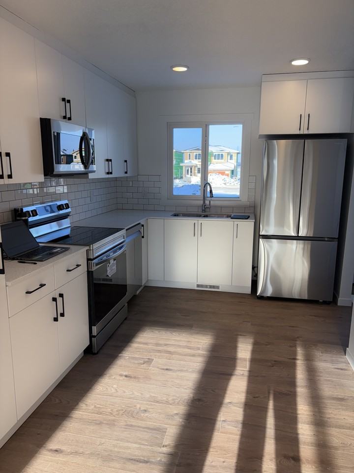 244 Marquis Boulevard Northeast - Upper - Photo 7 of 32