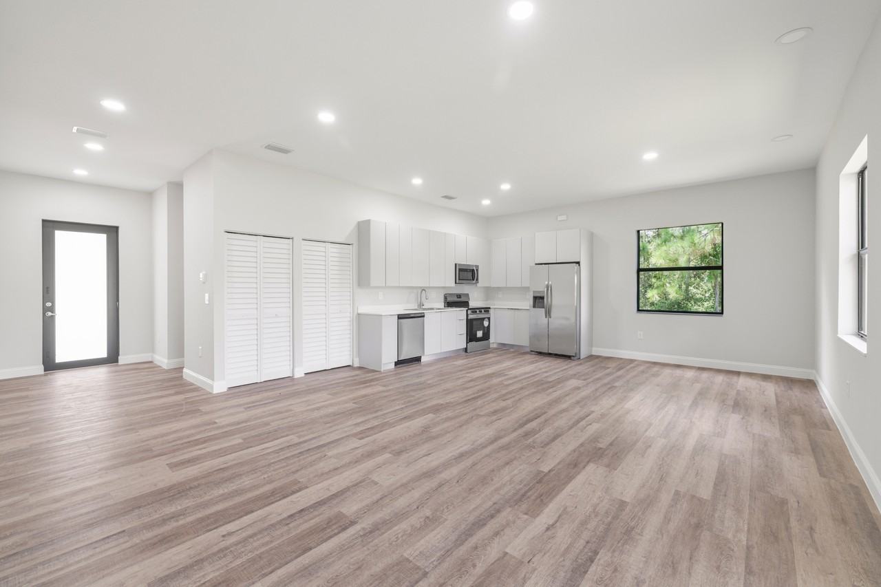 827 Carpenter Street East #1 - Photo 2 of 34