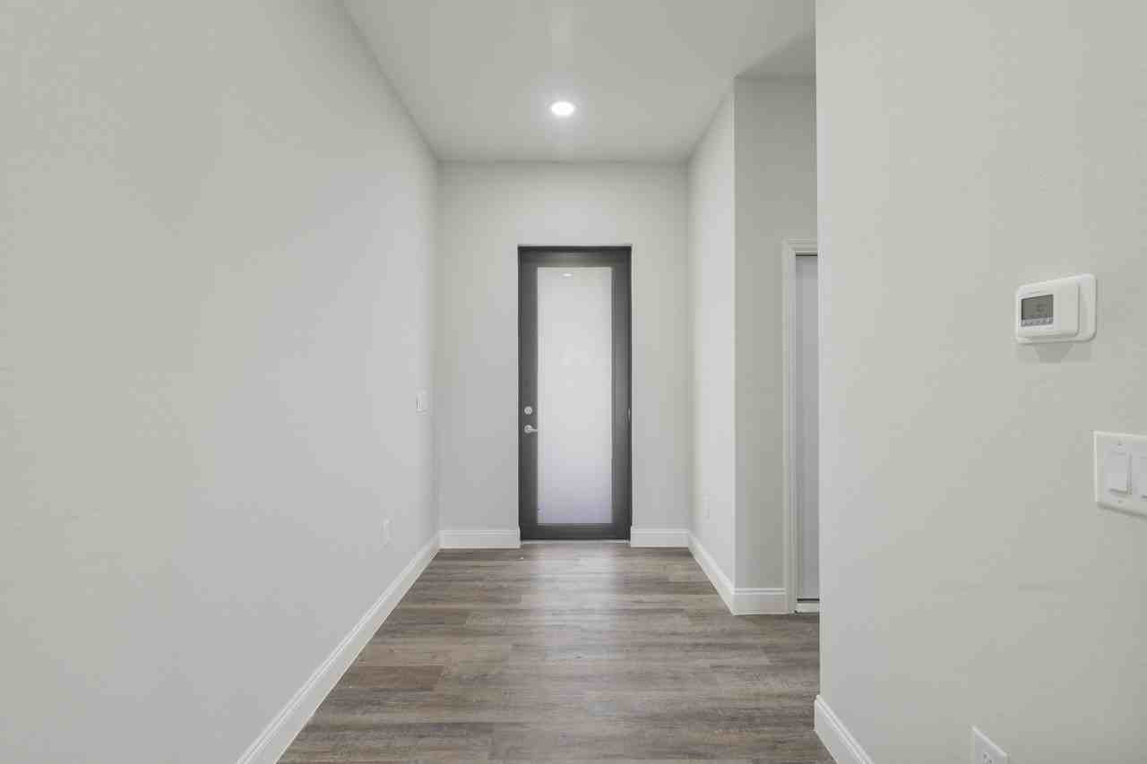 827 Carpenter Street East #1 - Photo 3 of 34