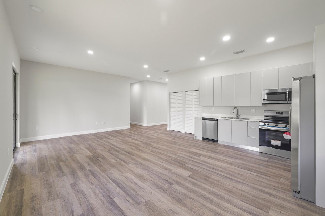 827 Carpenter Street East #1 - Photo 5 of 34