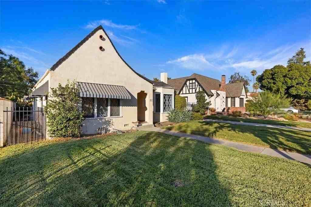 4311 Sunnyside Dr - Photo 3 of 40