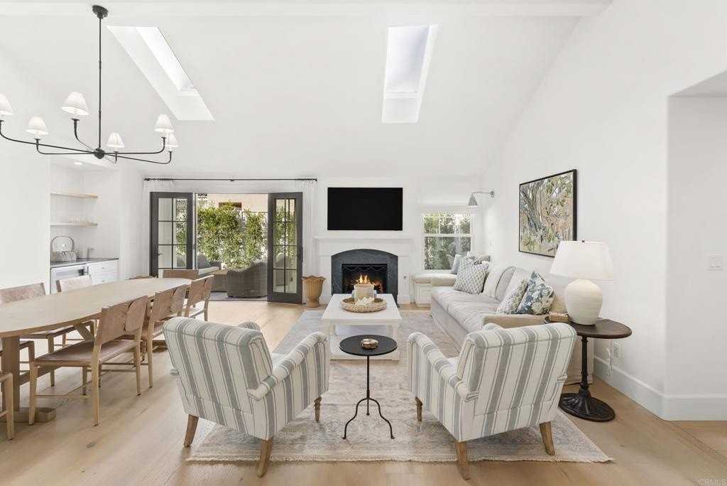 210 Estrella St - Photo 2 of 14