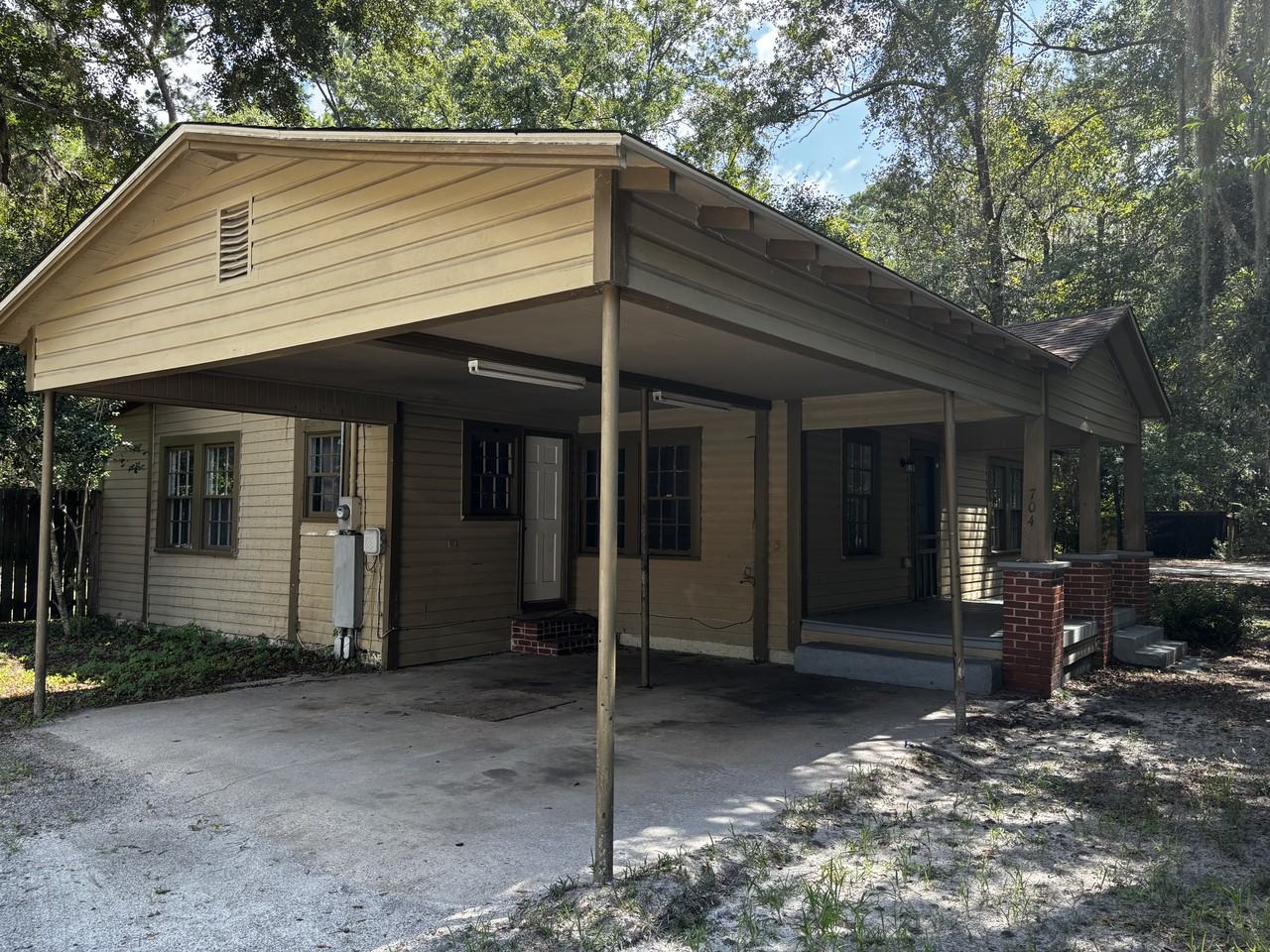 704 N Main St - Photo 3 of 11