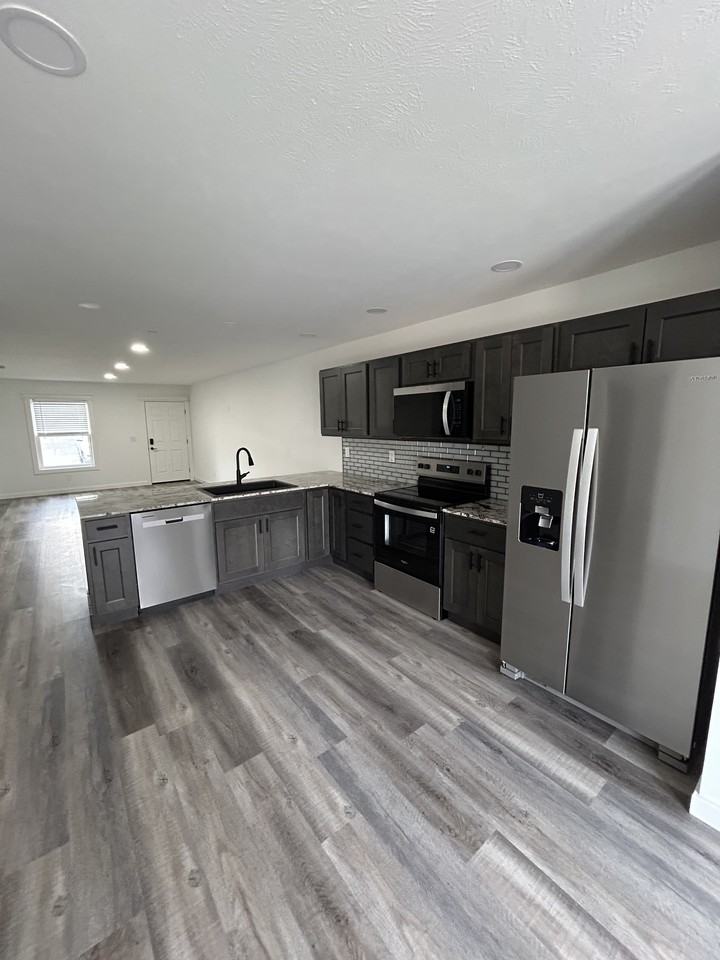 423 423 W3rd St - 5 #5 - Photo 4 of 10