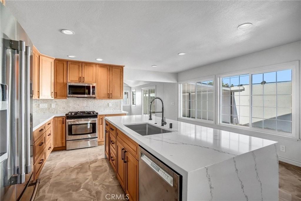 16741 Leafwood Cir - Photo 4 of 18