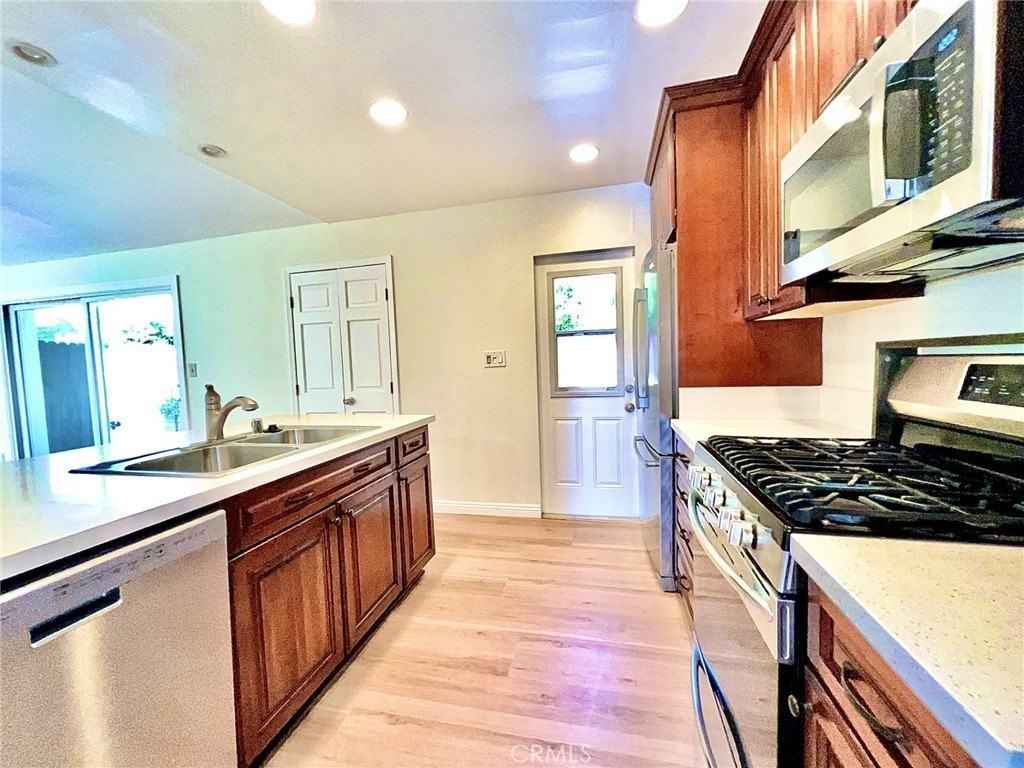 22901 Leadwell Street - Photo 6 of 18