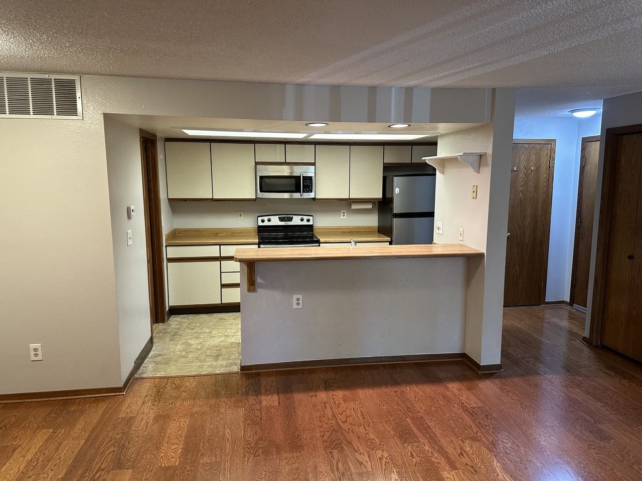 2960 2960 Shadow Creek DriveUnit 102 #201 - Photo 5 of 8