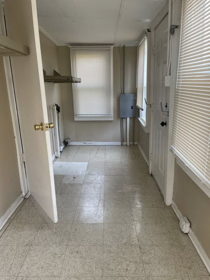 400 Lamar St #1 - Photo 4 of 6