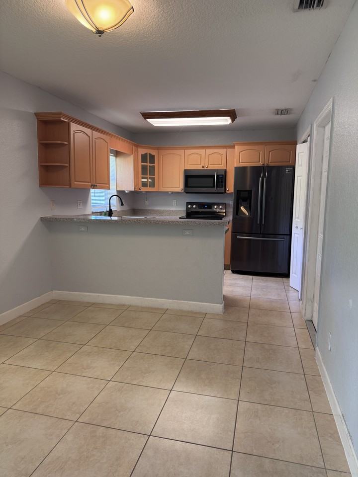 319 Northwest Byron Street #1 - Photo 3 of 12