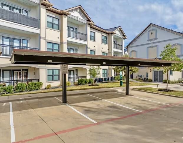 200 200 Maple Lane1314 #1314 - Photo 2 of 8