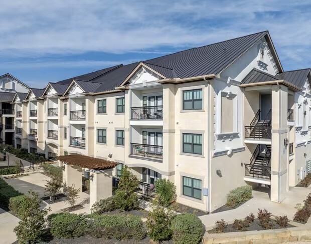 200 200 Maple Lane1314 #1314 - Photo 3 of 8