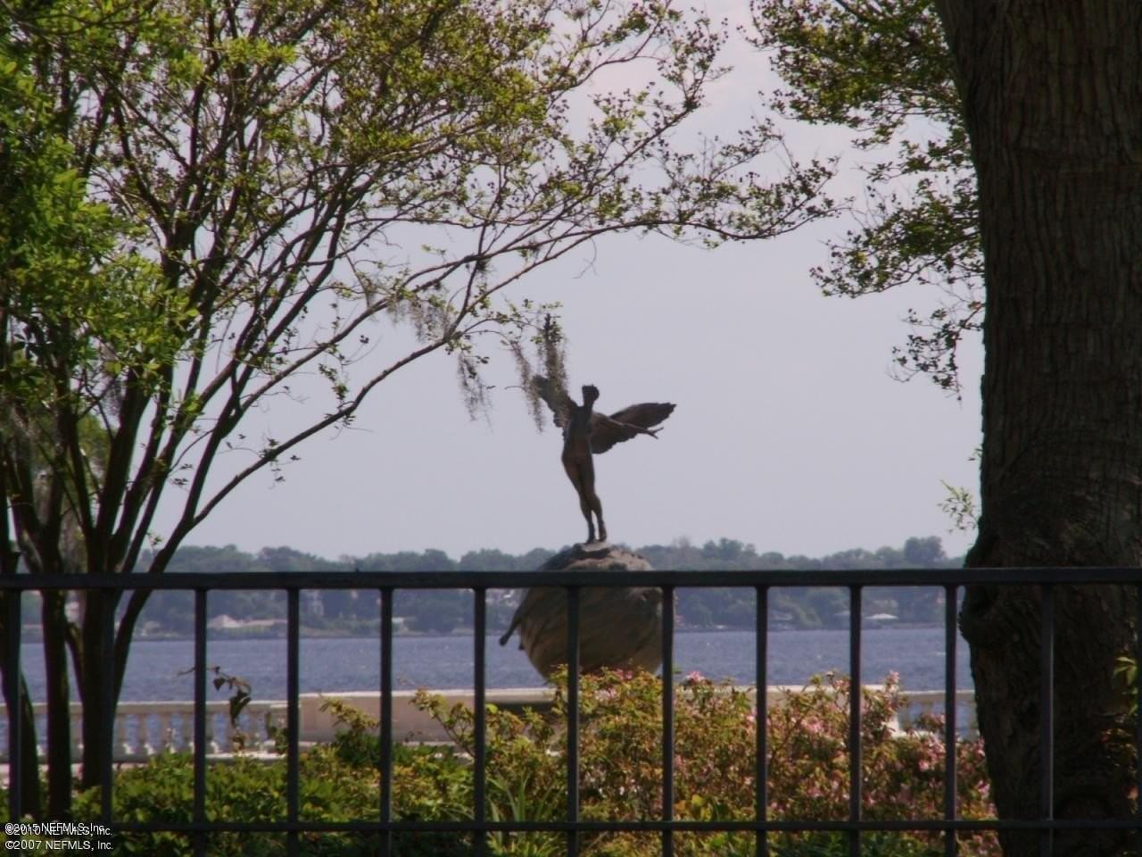 1661 Riverside Ave Apt 402 #402 - Photo 4 of 31