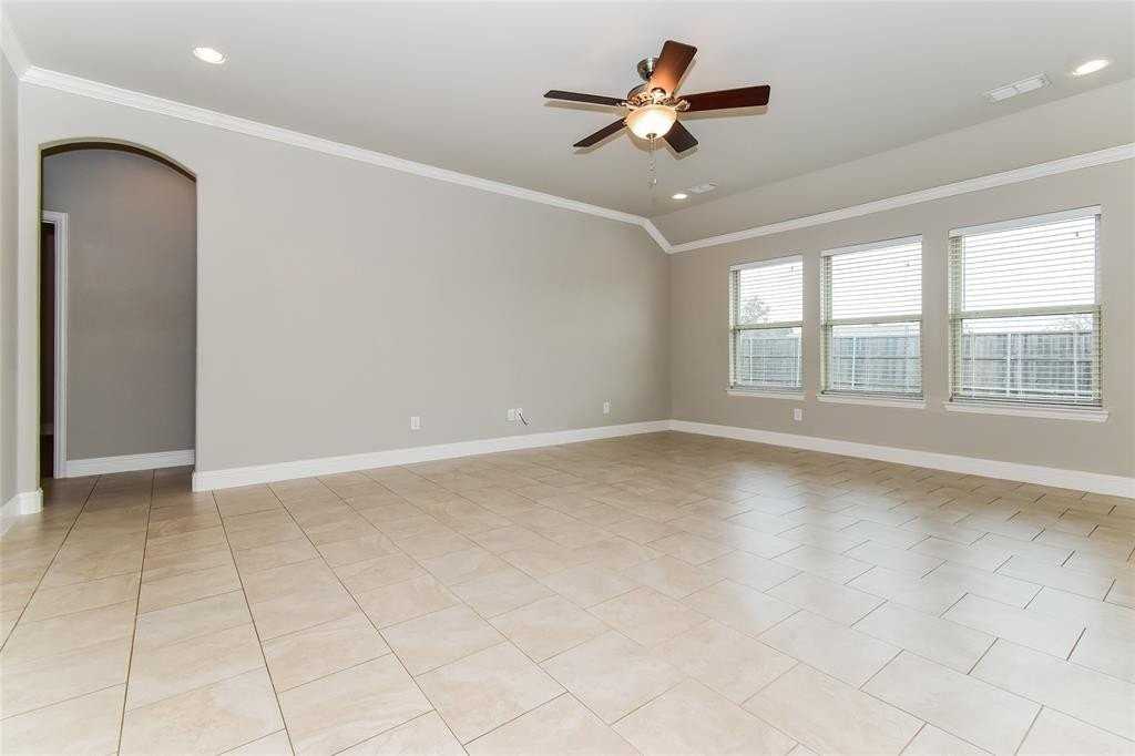 309 Peachtree Ln - Photo 4 of 16