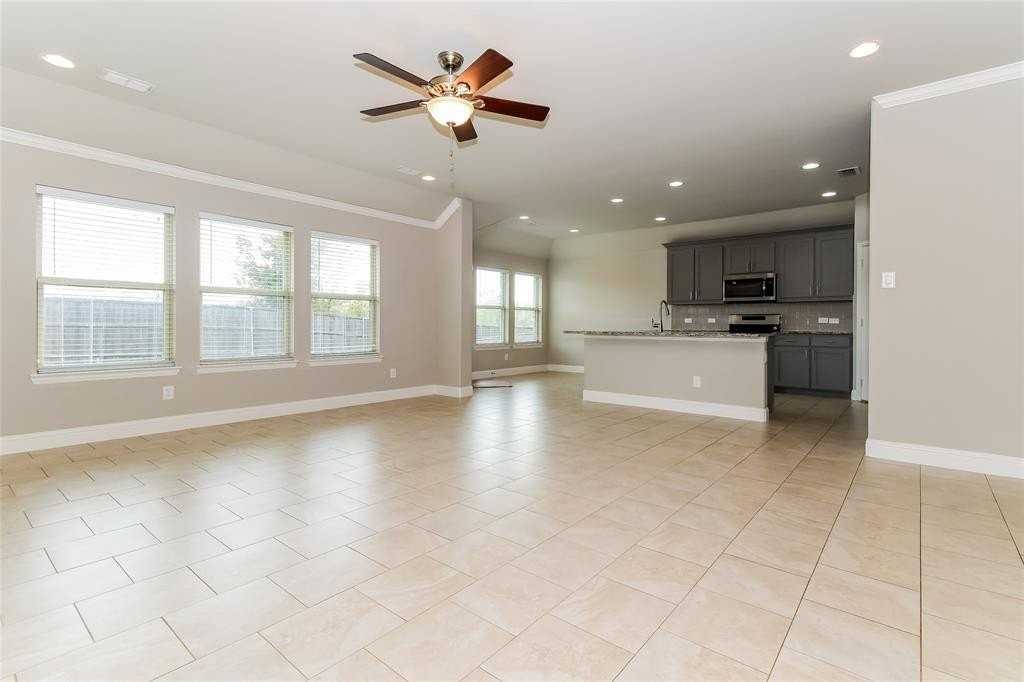 309 Peachtree Ln - Photo 5 of 16