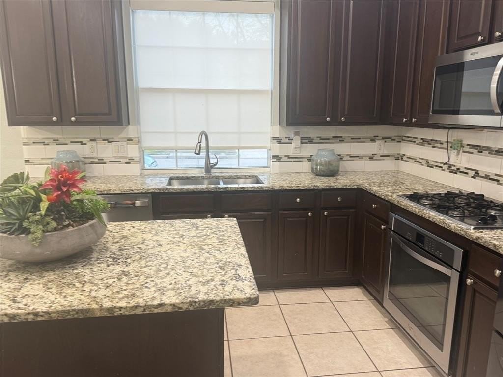 3517 Tanyard Ct - Photo 4 of 32