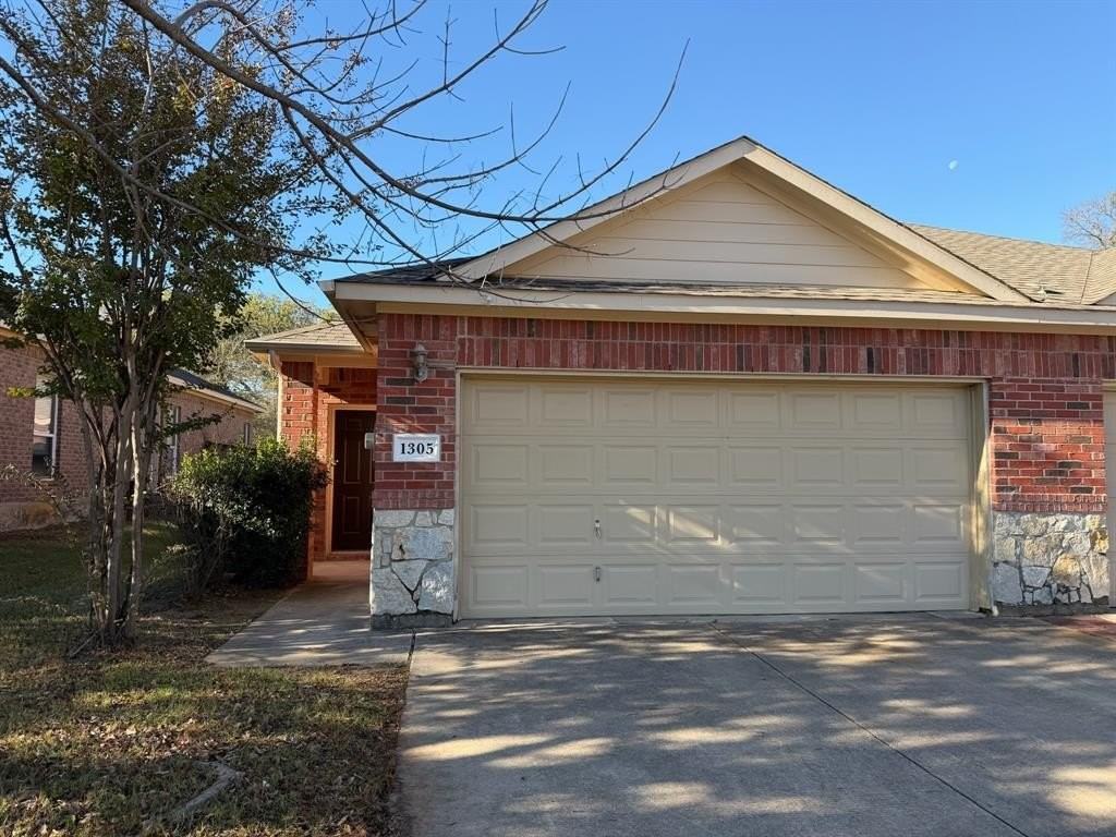 1305 Ravenwood Drive