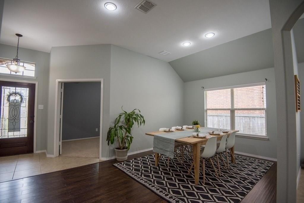 809 Hardwood Dr - Photo 4 of 21