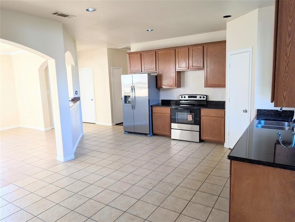 1223 Georgia Ave - Photo 5 of 13