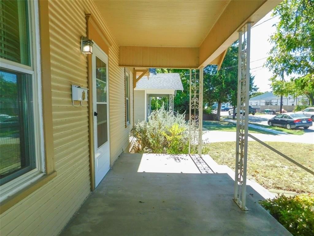 812 N Elm St - Photo 4 of 25