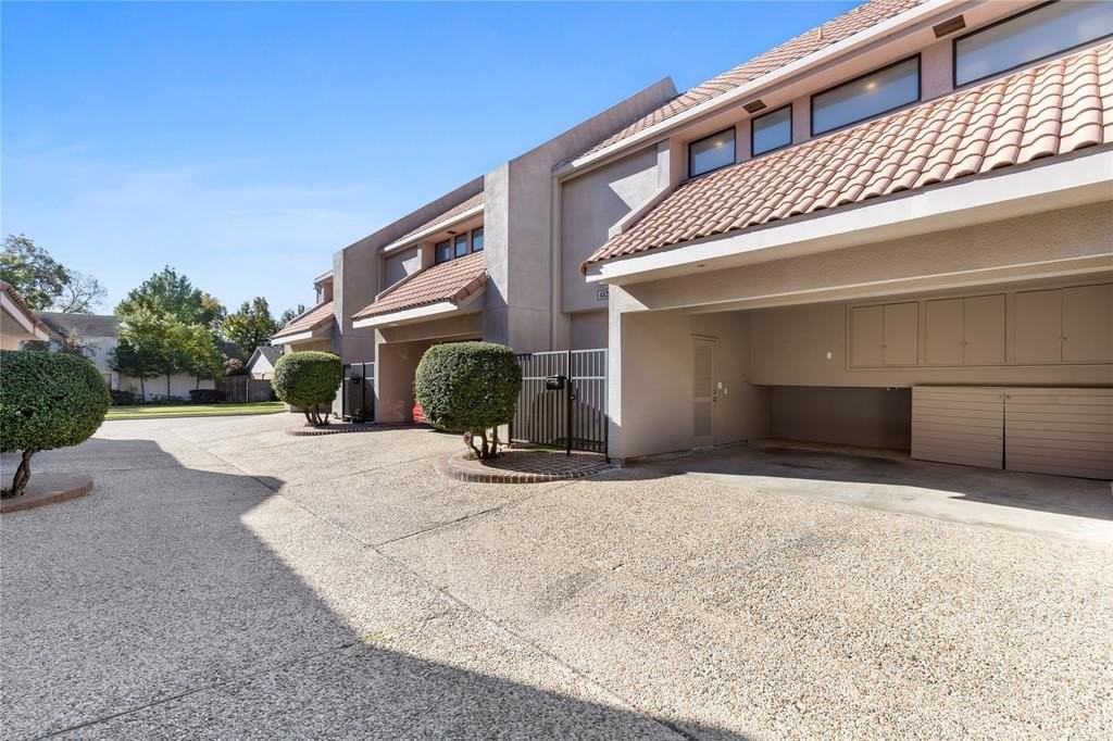 4526 Glenwick Lane - Photo 3 of 23