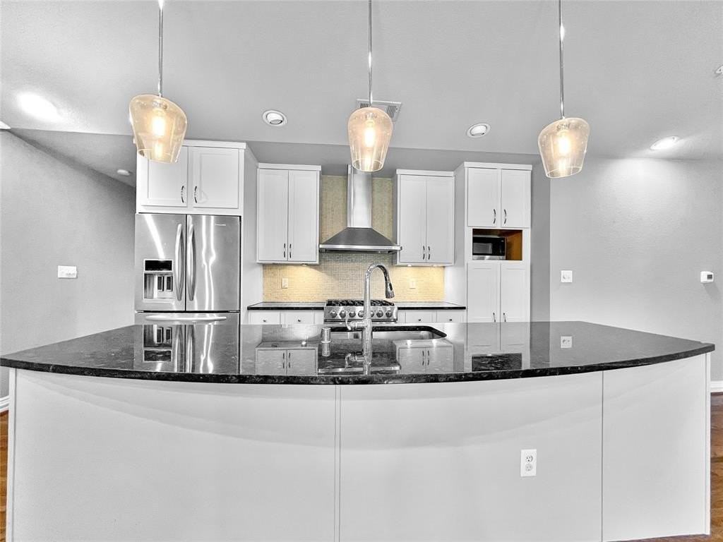 4012 Dillard Ct - Photo 2 of 15