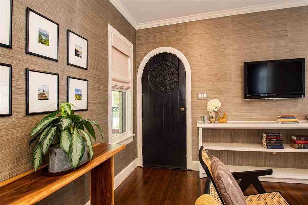 1134 N Clinton Ave - Photo 4 of 28