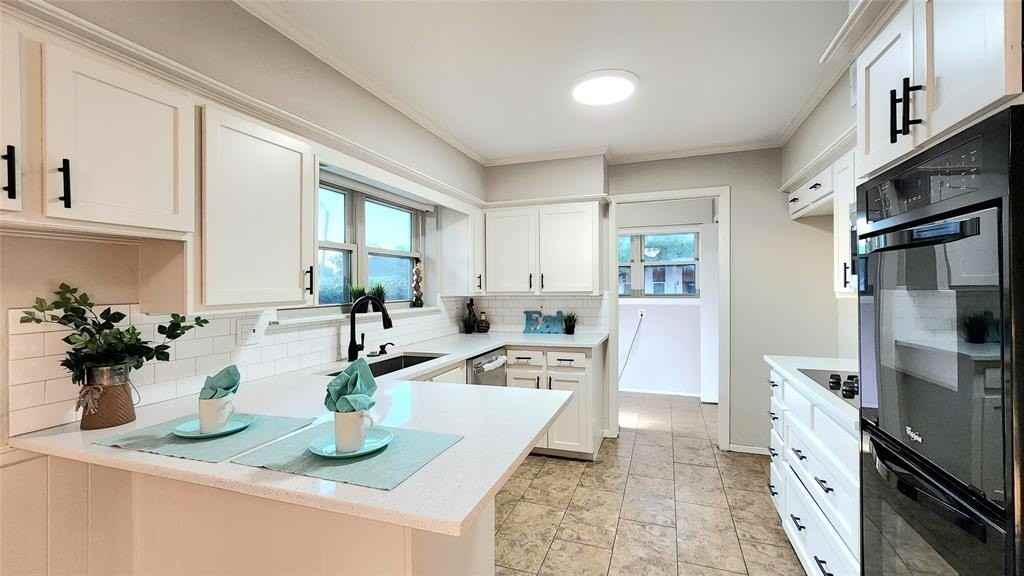 1911 Greenhaven Dr - Photo 3 of 38