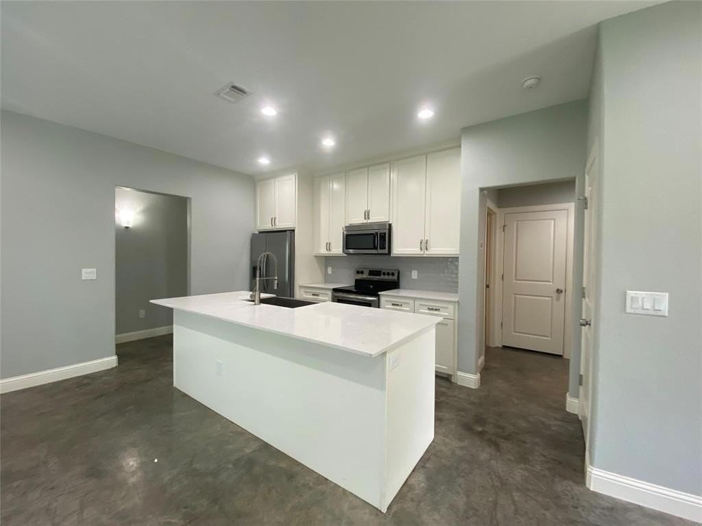 1004 South Armstrong Avenue - Photo 3 of 21