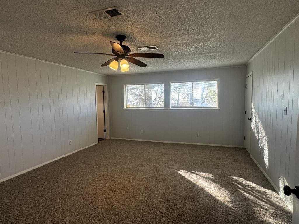 1113 East Quinlan Parkway - Photo 5 of 10