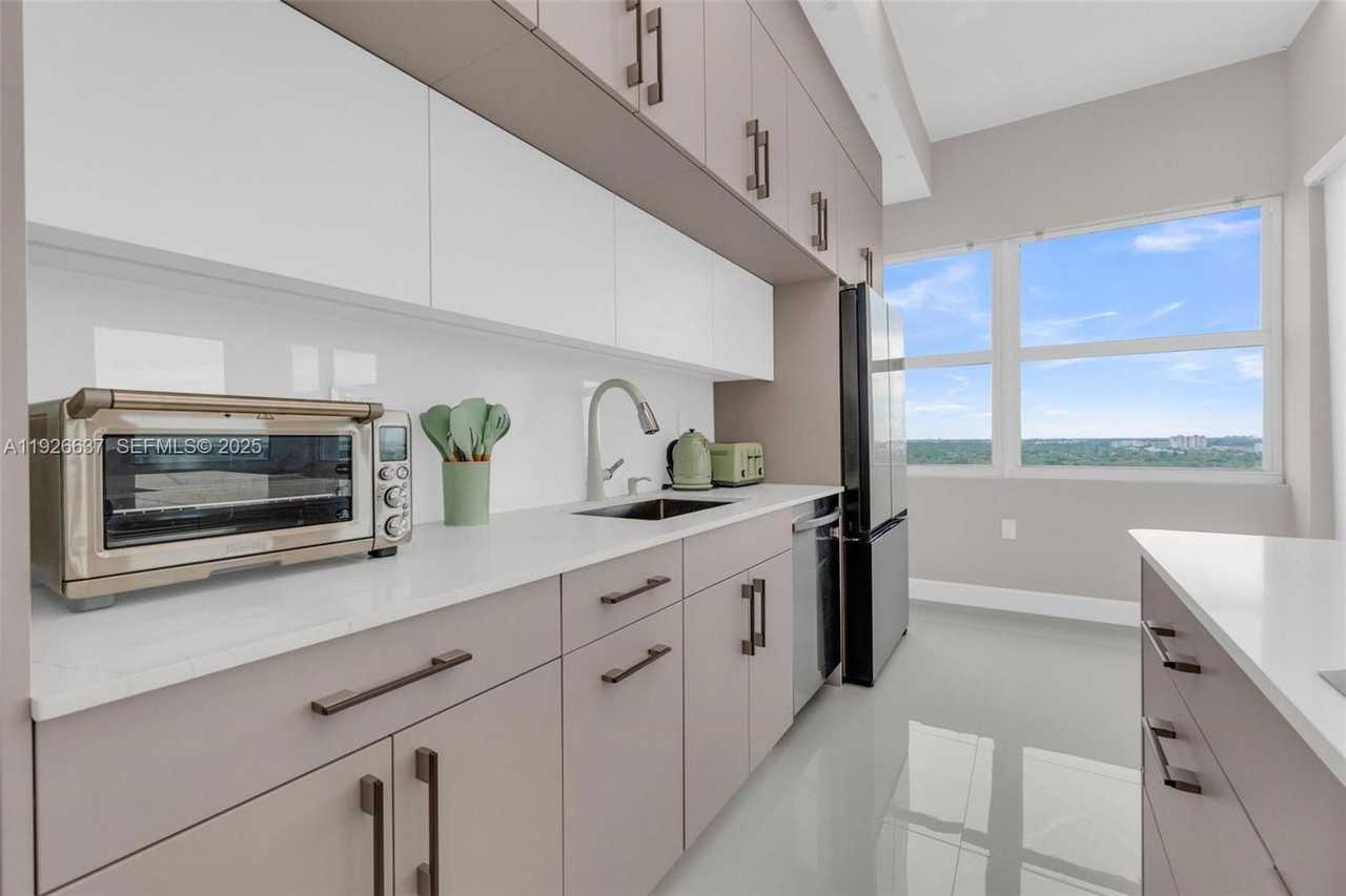 18011 Biscayne Blvd #PH04 - Photo 3 of 8