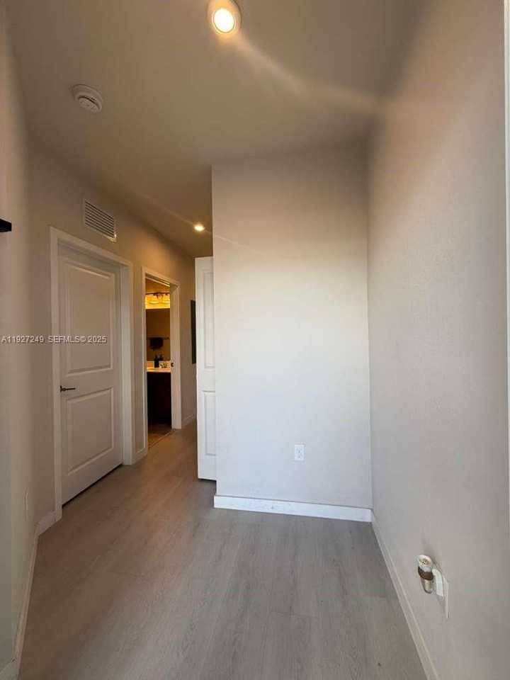 1037 Nw 5th St #1037 - Photo 5 of 8