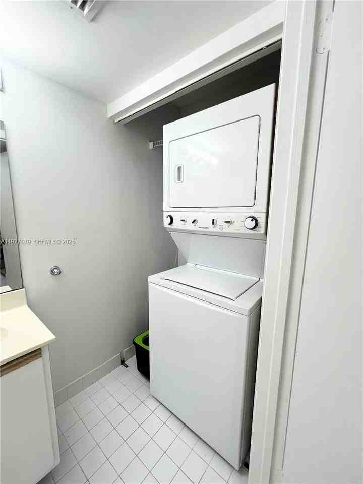 540 Brickell Key Dr #214 - Photo 7 of 8