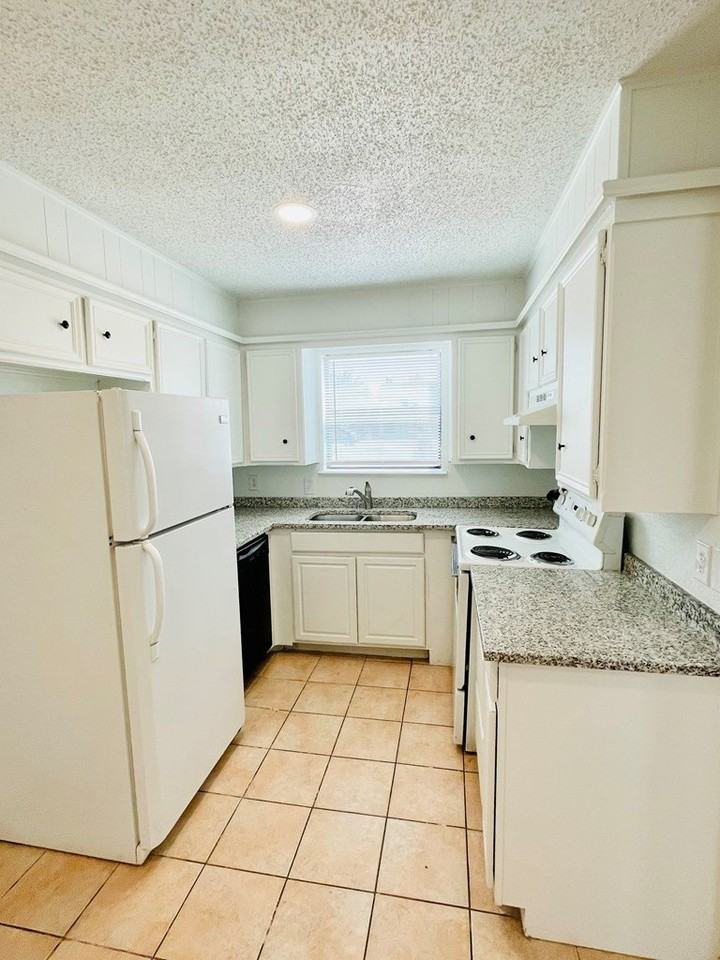 1203 Redwood Street #A - Photo 6 of 21