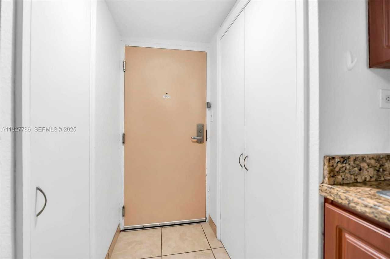 19201 Collins Ave #628 - Photo 3 of 8