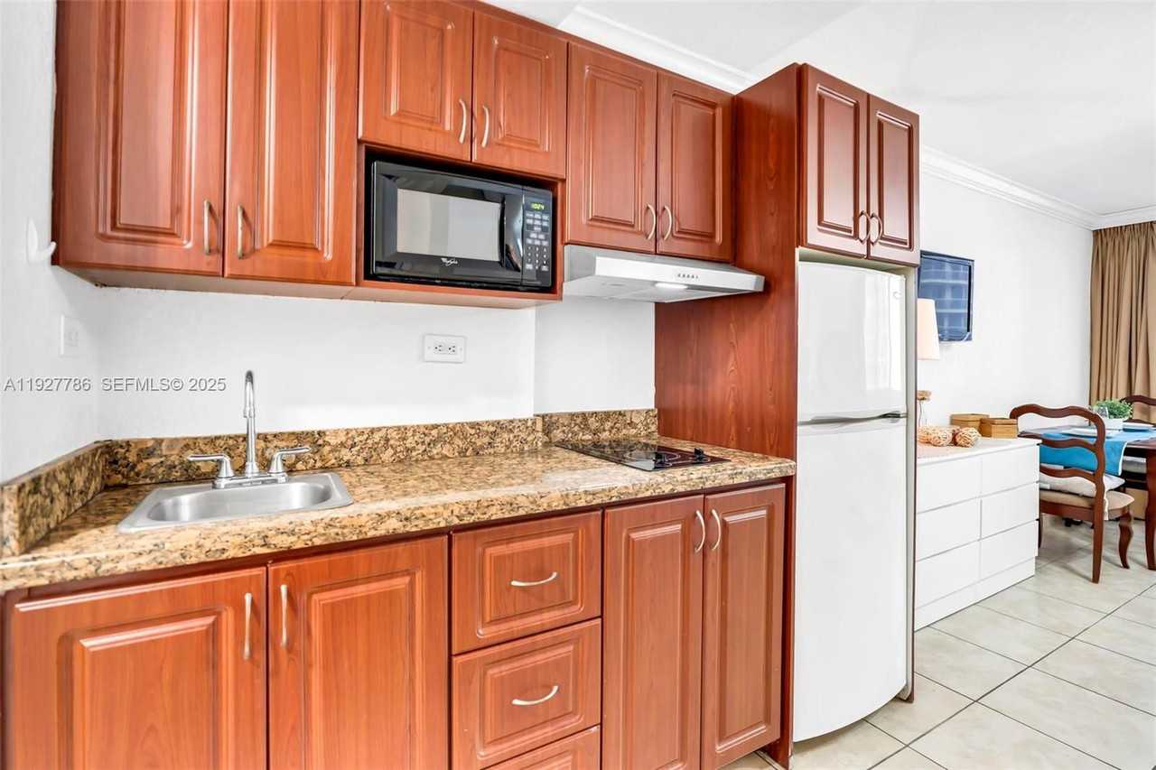 19201 Collins Ave #628 - Photo 4 of 8