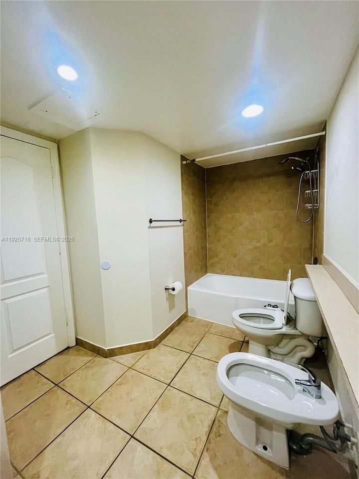 5600 Collins Ave #12N - Photo 6 of 8