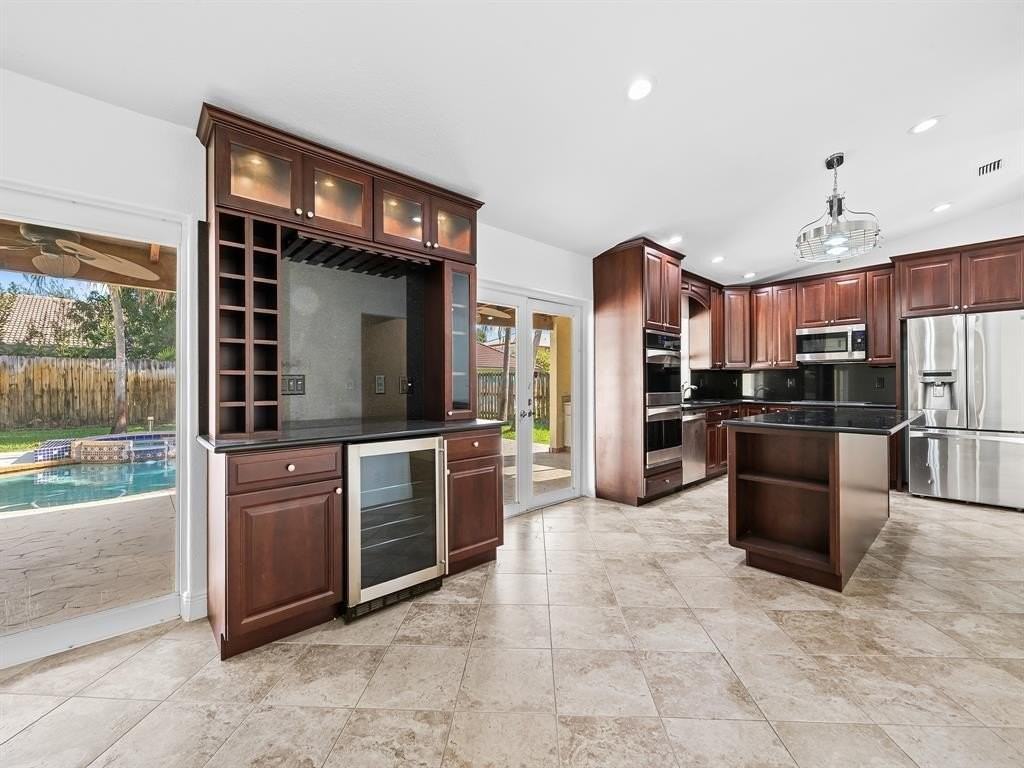 9541 Northwest 11th Street - Photo 5 of 25