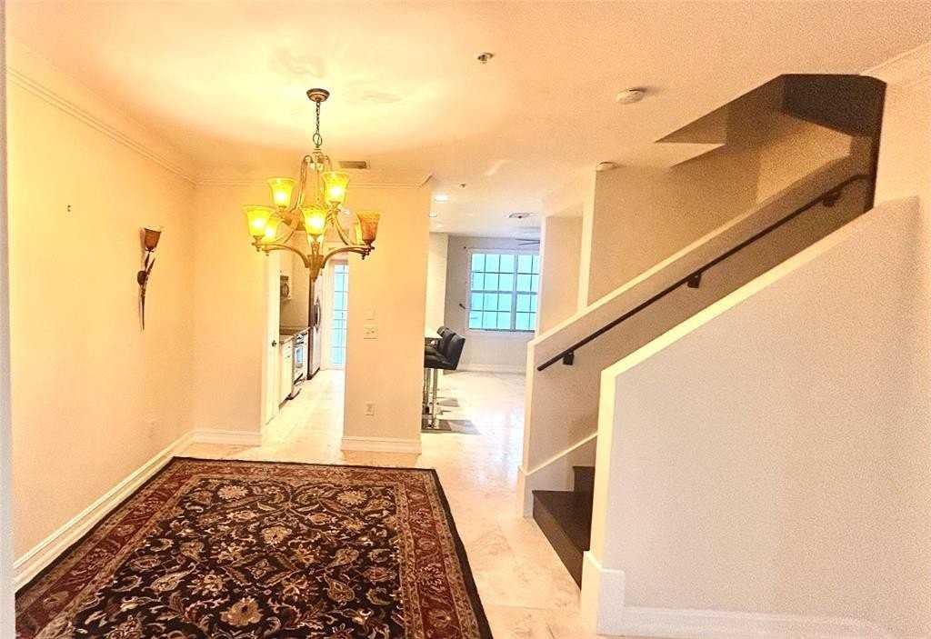 2720 Northeast 9th Avenue - Photo 3 of 24