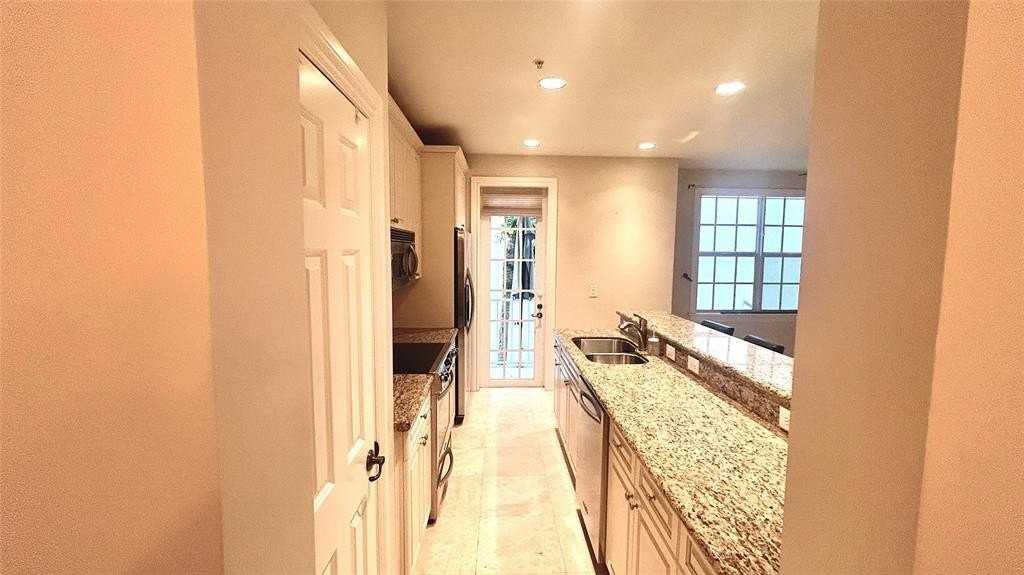 2720 Northeast 9th Avenue - Photo 4 of 24