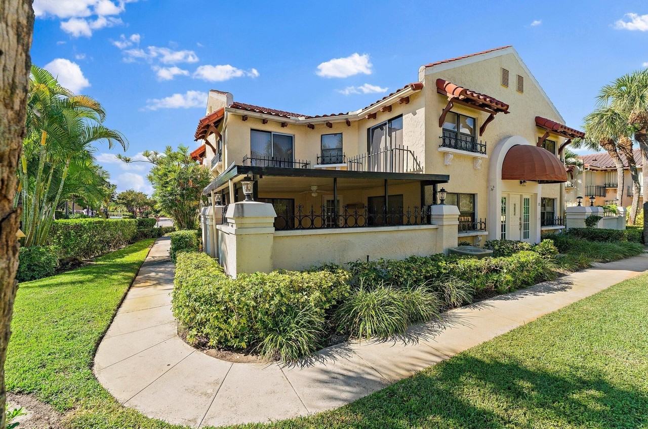 3 Uno Lago Drive #3 - Photo 2 of 31