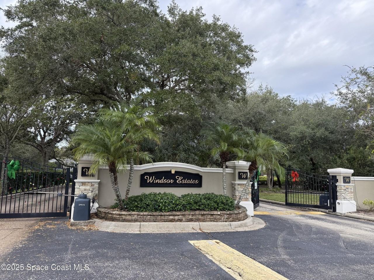 5971 Newbury Cir - Photo 3 of 34