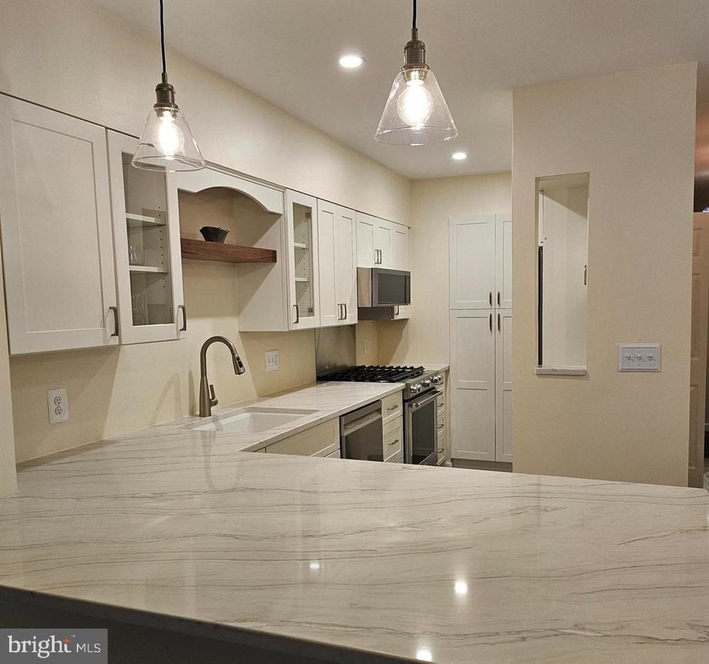 304 Forbes St Apt B - Photo 2 of 12