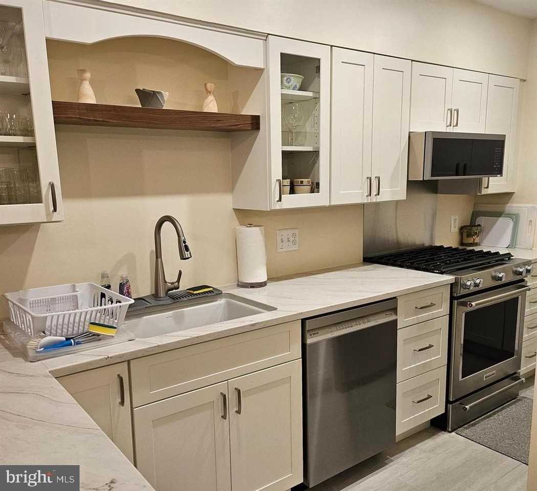 304 Forbes St Apt B - Photo 3 of 12