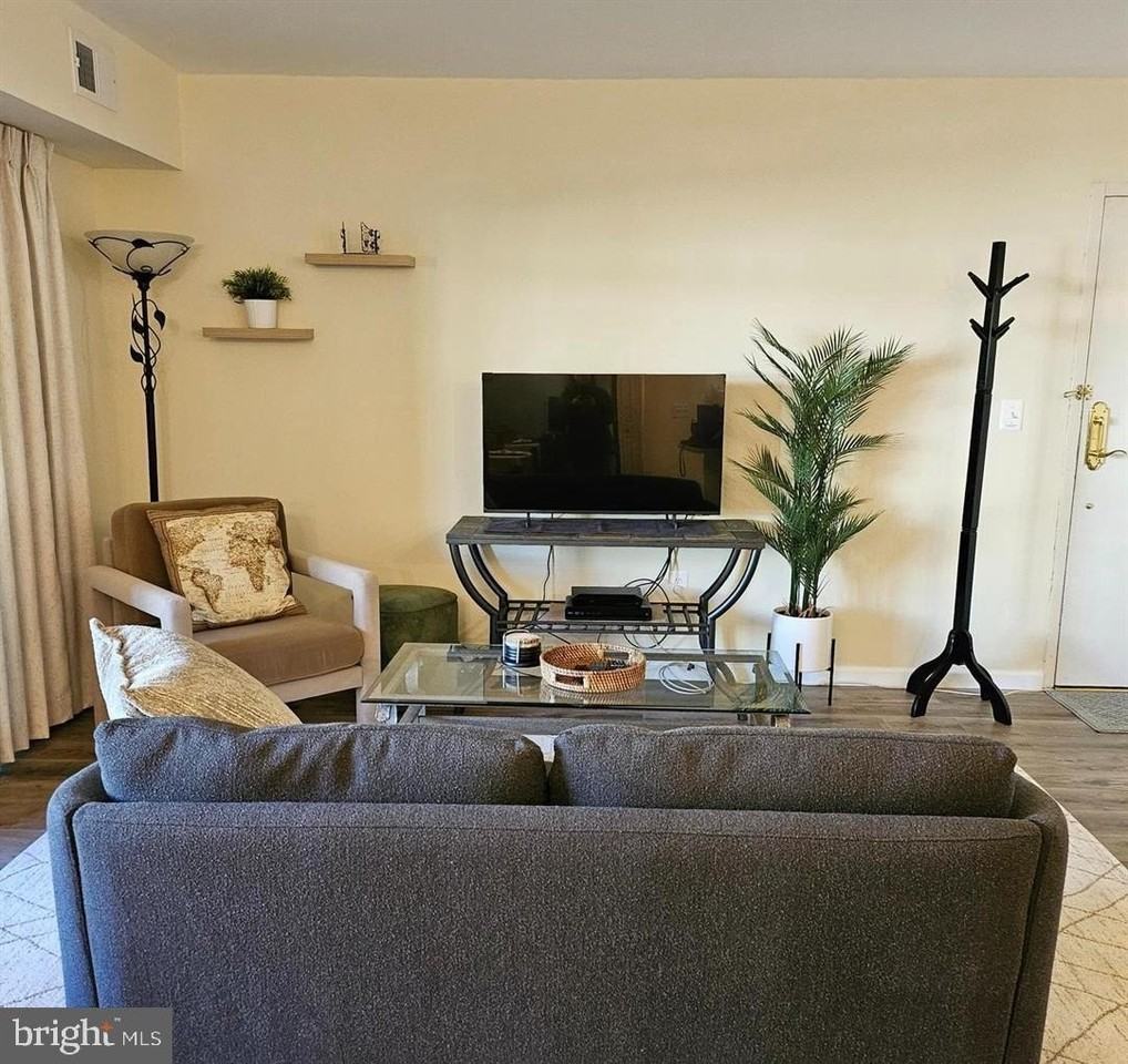 304 Forbes St Apt B - Photo 4 of 12