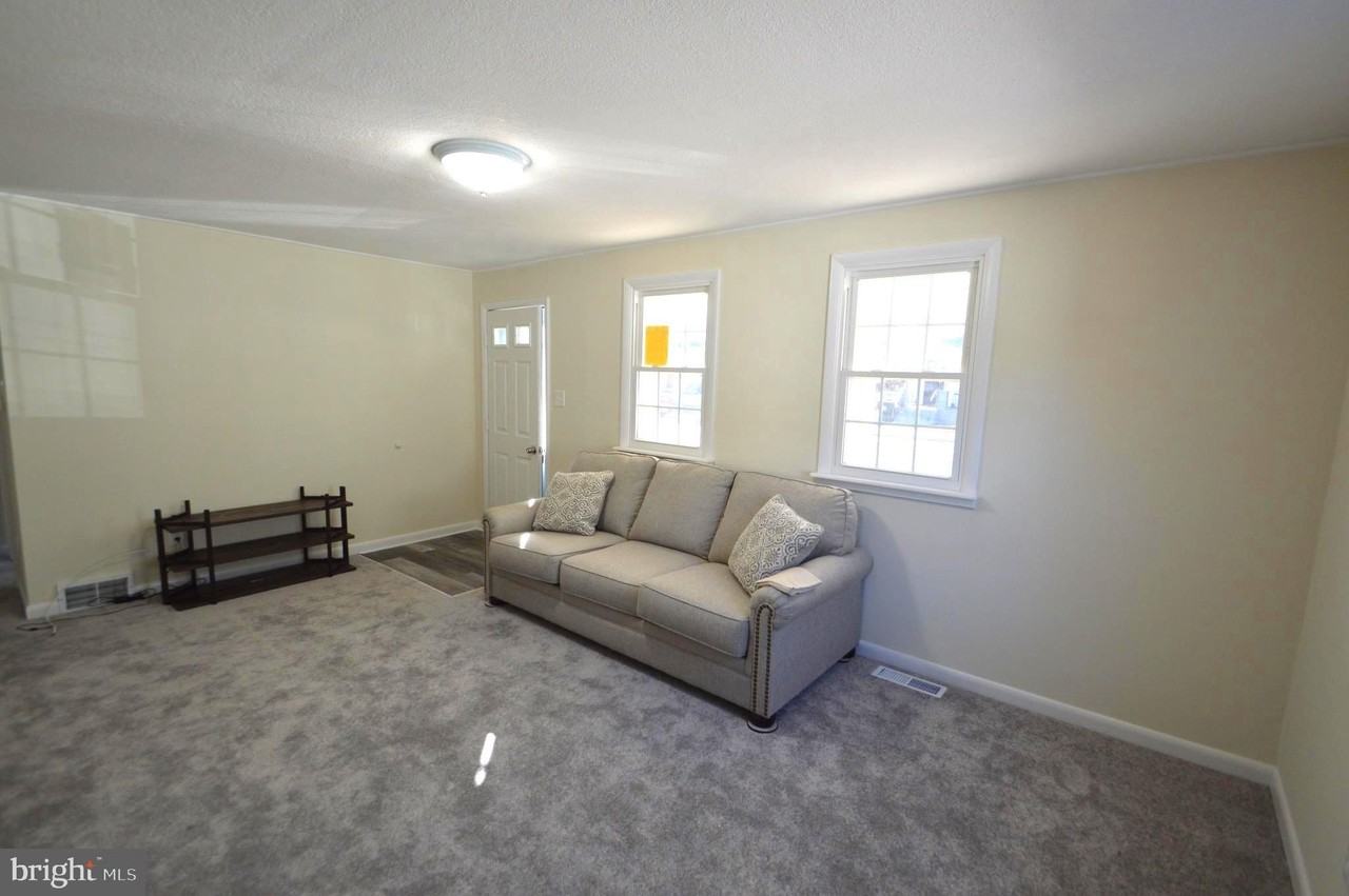 267 Mott Ave - Photo 4 of 18