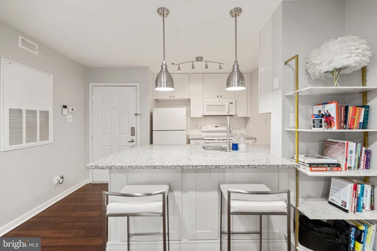 3309 Wyndham Cir Apt 1180 #1180 - Photo 2 of 32